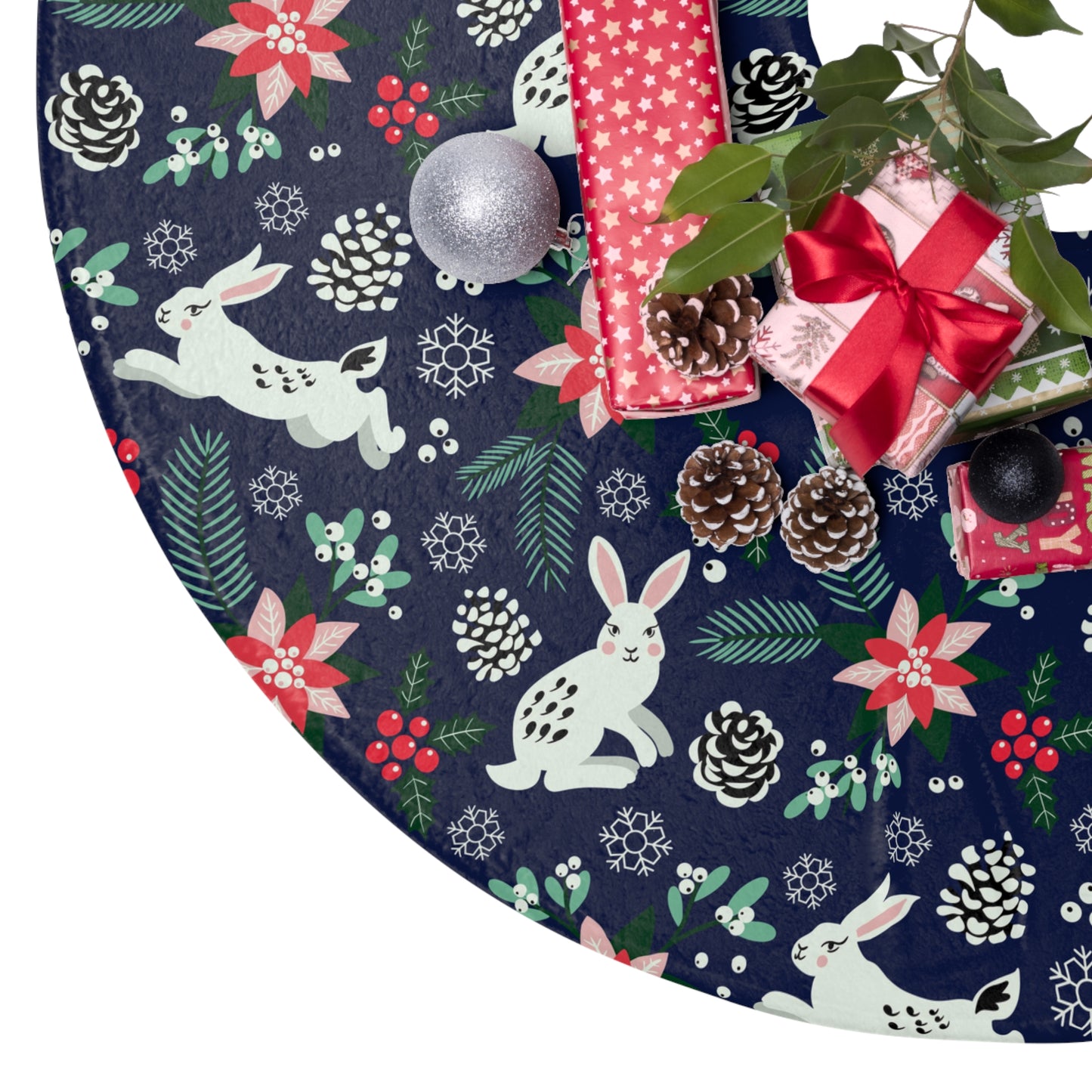 English Alt Text: "Metsäjanis - Polar Bunny Christmas Tree Skirt - Magical Centerpiece - Designed in Turku, Finland by Print N Stuff." Finnish Alt Text: "Metsäjanis - Polar Bunny Joulukuusen Alusta - Taianomainen keskipiste - Suunniteltu Turussa, Suomessa Print N Stuffin toimesta