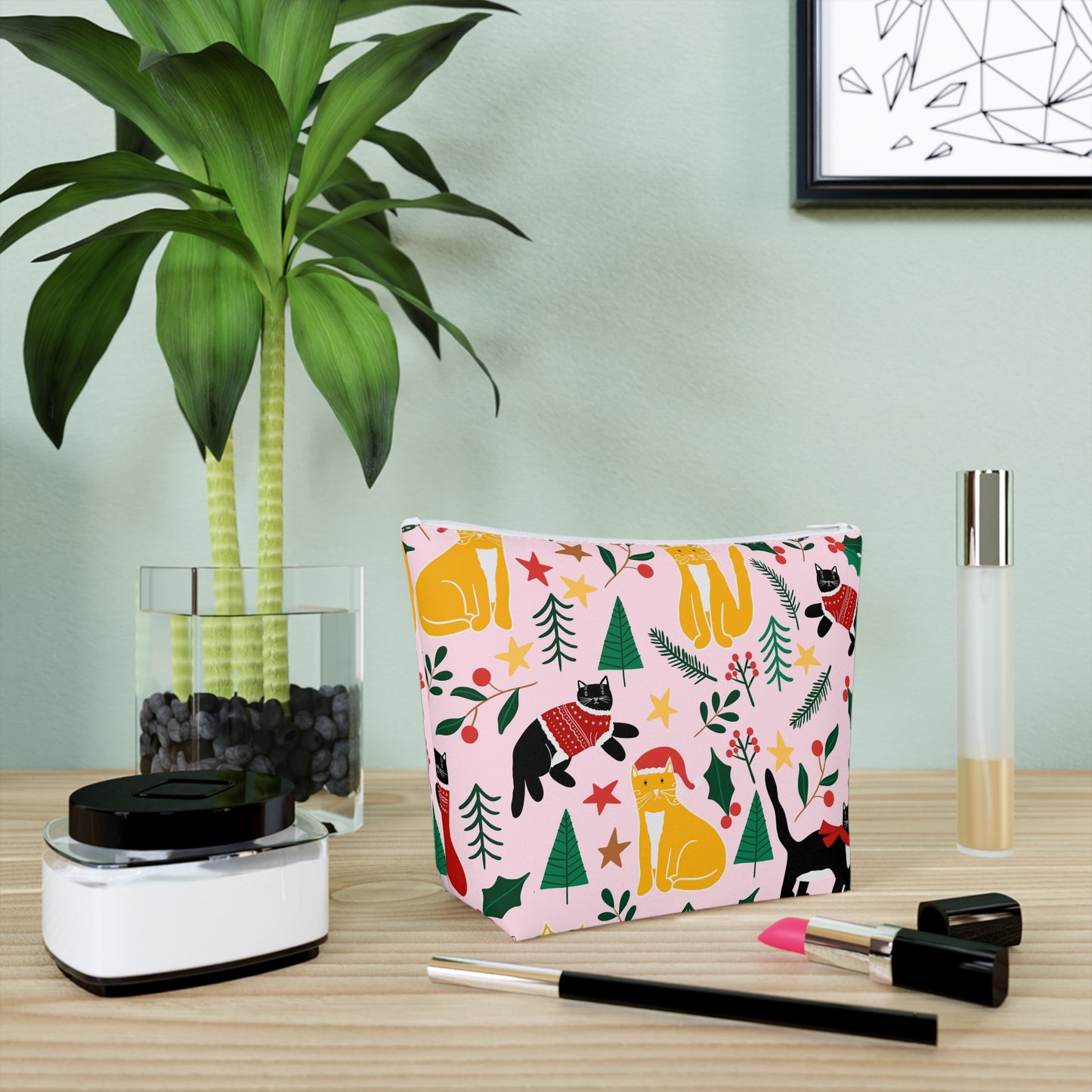 English Alt Text: "Joulukissat Cosmetic Bag - Finnish Cat Pattern - Designed in Turku, Finland by Print N Stuff." Finnish Alt Text: "Joulukissat Kosmetiikkalaukku - Suomalainen kissakuosi - Suunniteltu Turussa, Suomessa Print N Stuffin toimesta."