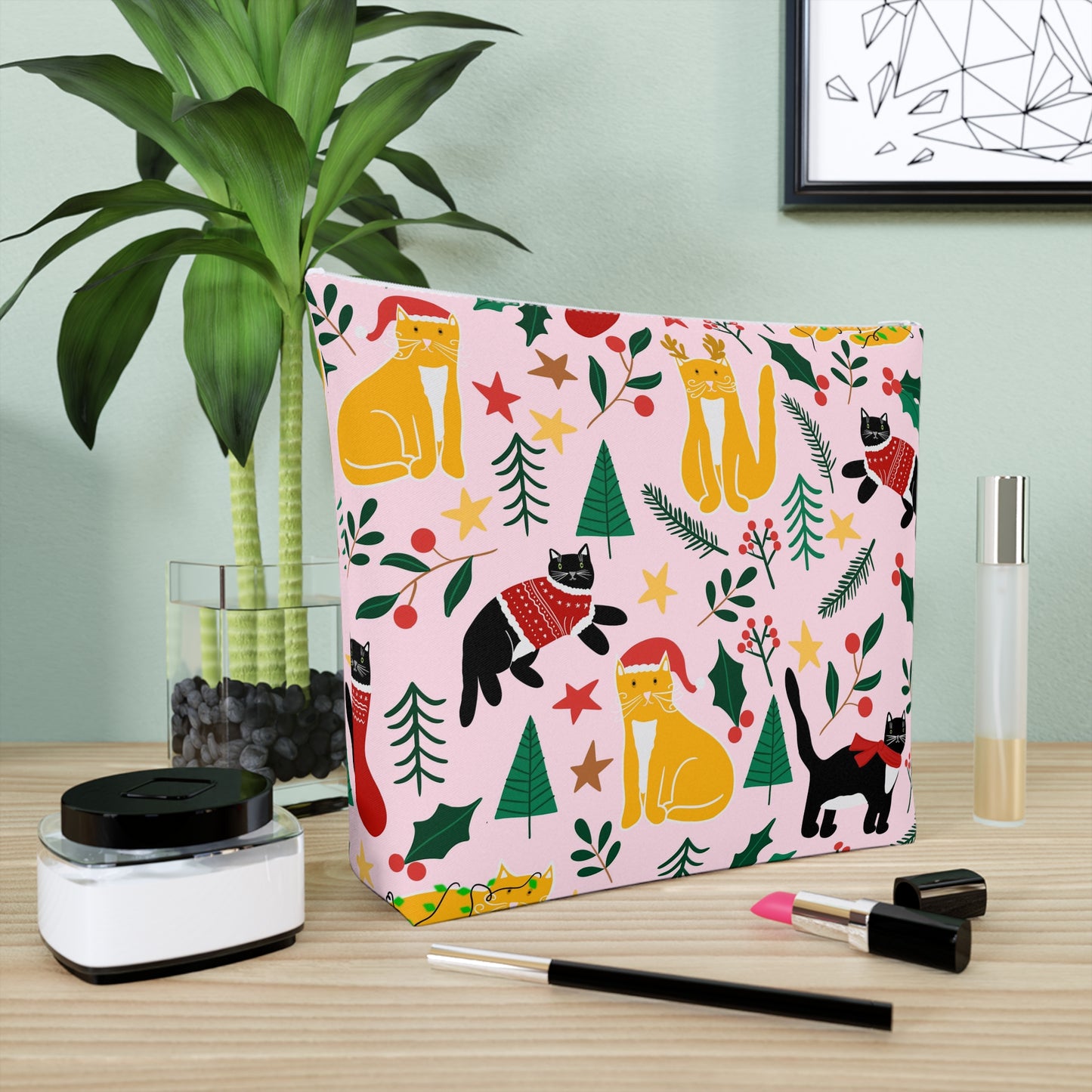 English Alt Text: "Joulukissat Cosmetic Bag - Finnish Cat Pattern - Designed in Turku, Finland by Print N Stuff." Finnish Alt Text: "Joulukissat Kosmetiikkalaukku - Suomalainen kissakuosi - Suunniteltu Turussa, Suomessa Print N Stuffin toimesta."