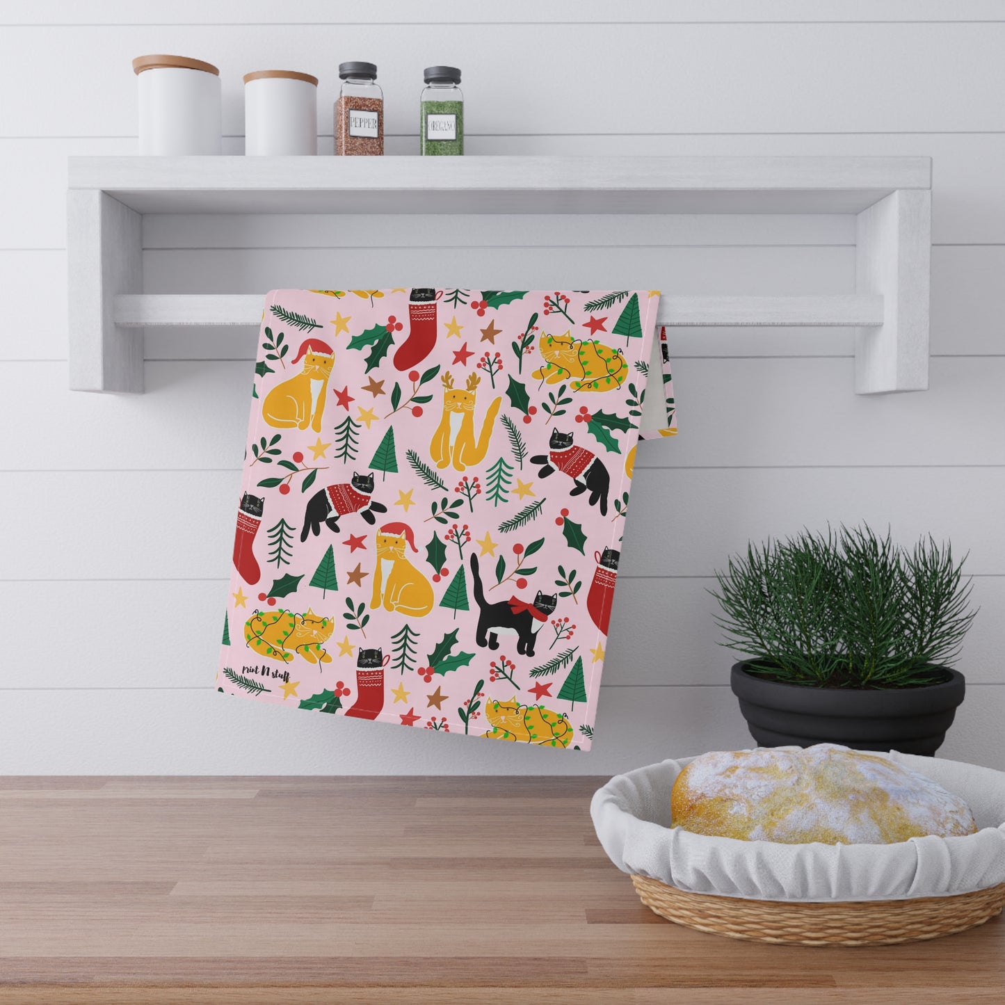 English Alt Text: "Joulukissat Kitchen Towel - Finnish Cat Pattern - Designed in Turku, Finland by Print N Stuff." Finnish Alt Text: "Joulukissat Keittiöpyyhe - Suomalainen kissakuosi - Suunniteltu Turussa, Suomessa Print N Stuffin toimesta."