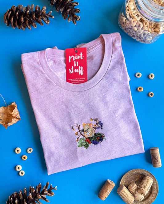 Metsähiiri ja marjat – Unisex Embroidered T-Shirt , embroidered tshirt