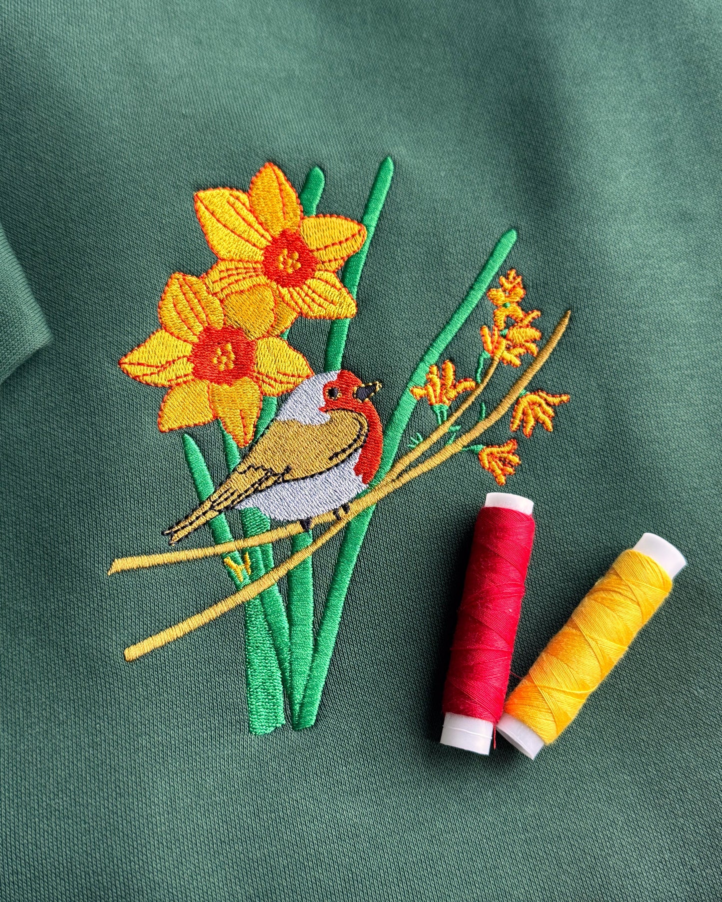 Robin and Daffodills Print N Stuff prganic cottong sweatshirt collage shirt Turku Finland embroidery broderoitu punarinta paita 