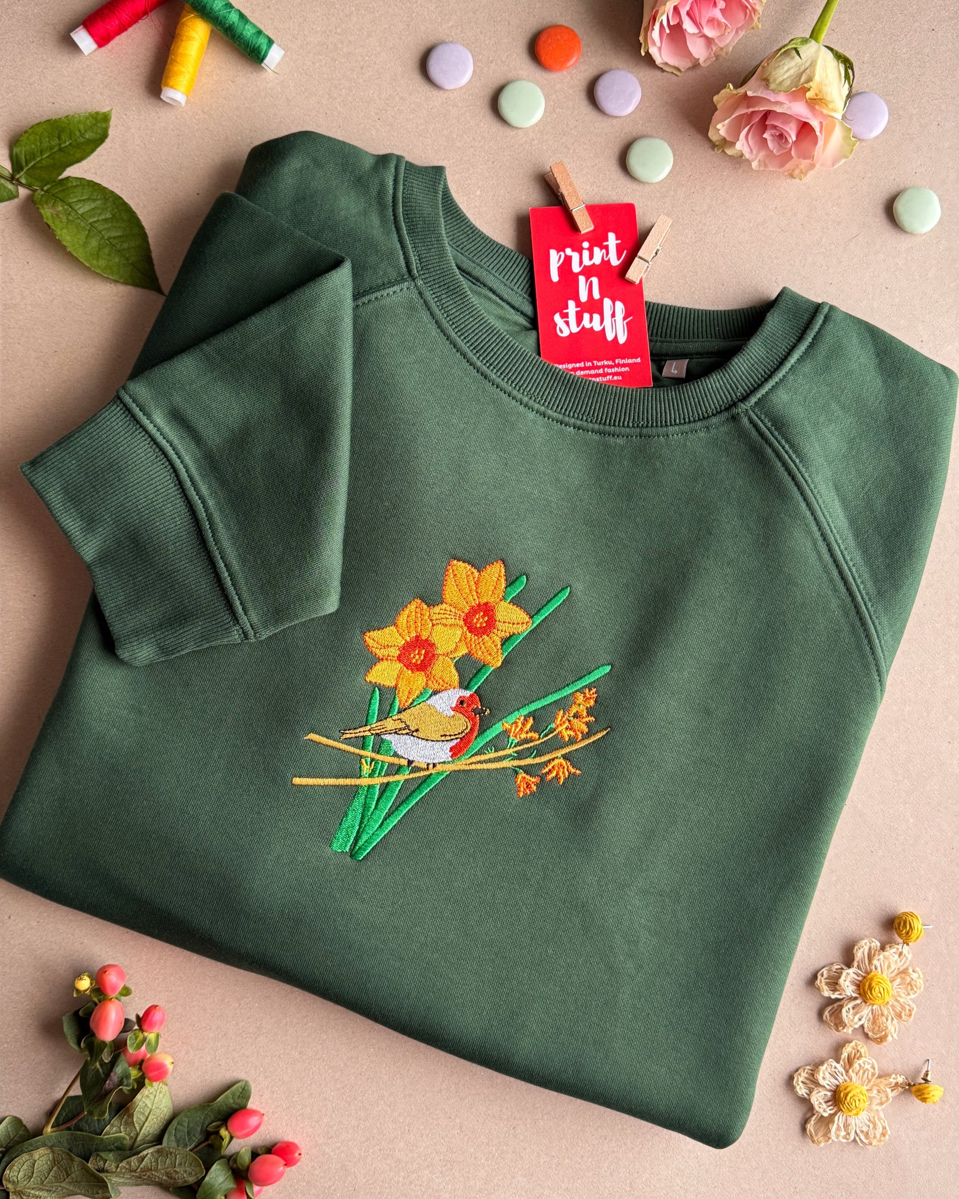 Robin and Daffodills Print N Stuff prganic cottong sweatshirt collage shirt Turku Finland embroidery broderoitu punarinta paita
