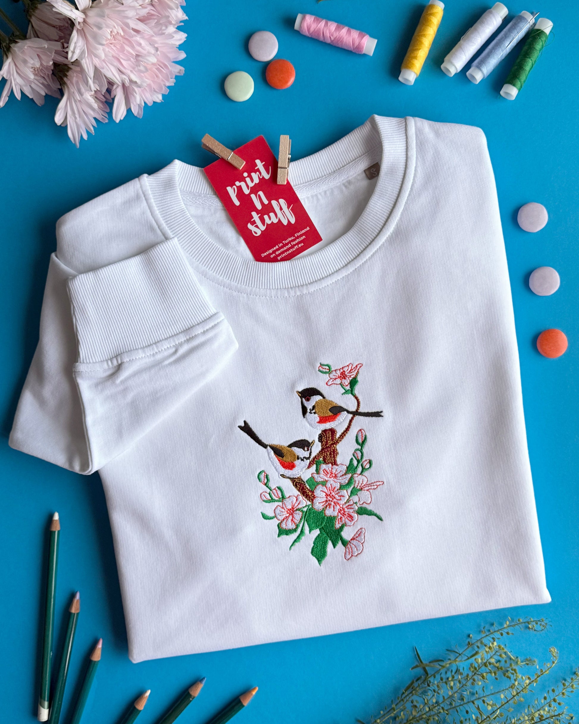 kuusitiaiset coal tits embroidered collageshirt Print N Stuff broderoittu paita Turku Finland finnish design organic cotton