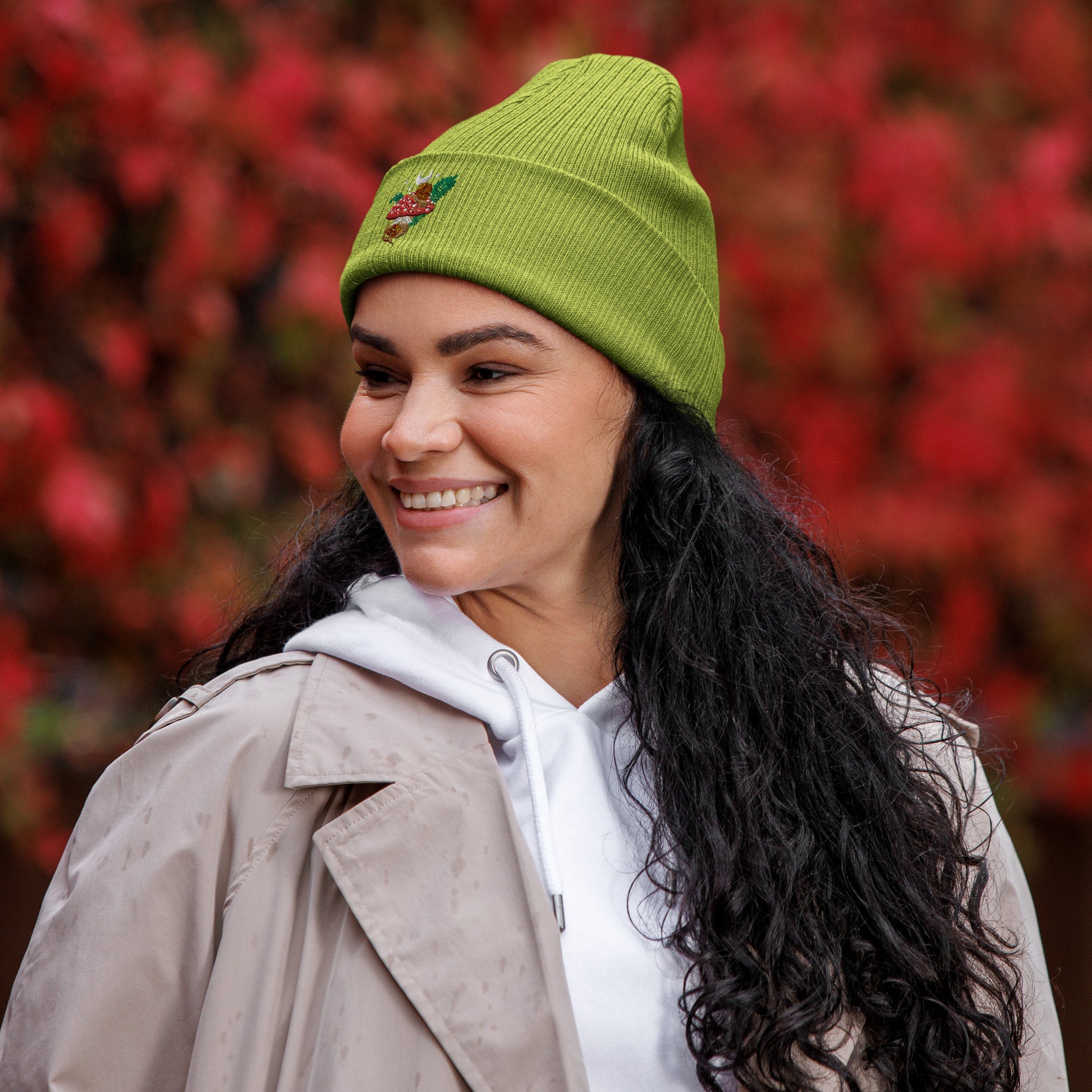 Organic ribbed beanie featuring snails and Fly Agaric mushroom embroidery	Luomu-ribbipipo, jossa etanoiden ja kärpässienen brodeeraus