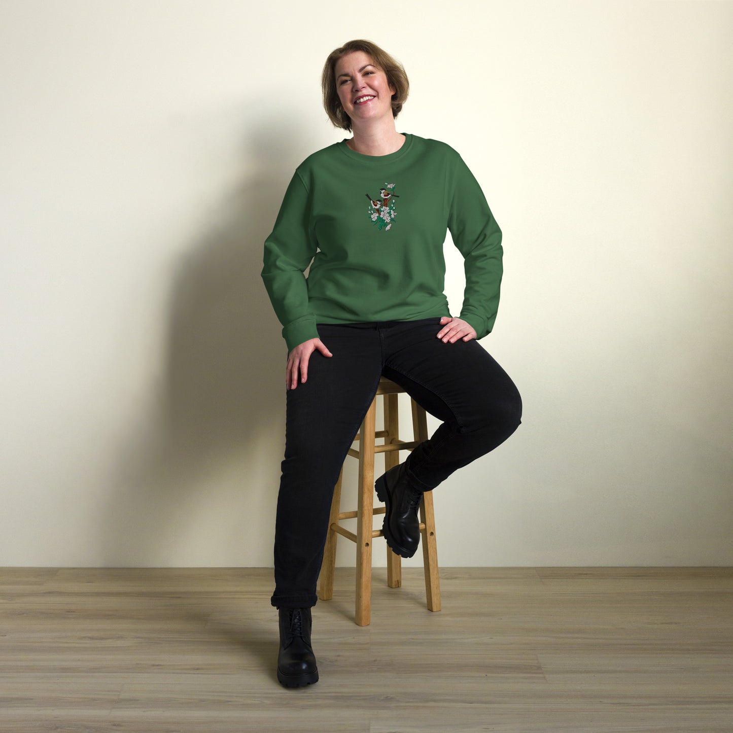 Experience the perfect blend of comfort and style with our Unisex Organic Sweatshirt showcasing the enchanting embroidery of two Coal Tits on a blossomed apple tree branch. Hand-drawn and designed in Turku, Finland, this sweatshirt embraces the beauty of nature while offering a unisex and eco-friendly fashion statement. 🎨✨ Print N Stuff